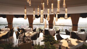 2 restaurants; breakfast, lunch, and dinner served