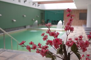 Innenpool, 2 Außenpools, Cabañas (kostenlos), Sonnenschirme