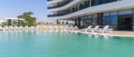 Inomhuspool, 2 utomhuspooler, gratis cabanor och parasoller