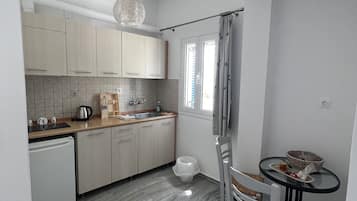 Refrigerador, placa de cocina, cafetera/tetera, tetera/pava eléctrica