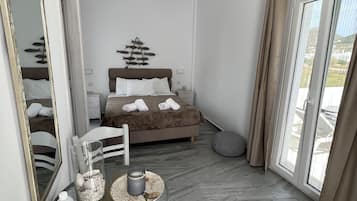 Caja de seguridad en la habitación y tabla de planchar con plancha