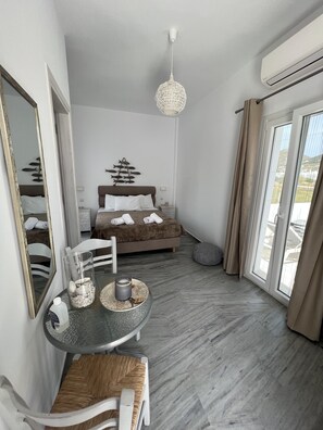 Superior Quadruple Apartment | In-room safe, iron/ironing board, free cribs/infant beds, free WiFi - Marioly Studios (Paros)