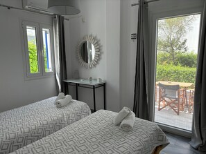 Caja de seguridad en la habitación y tabla de planchar con plancha 