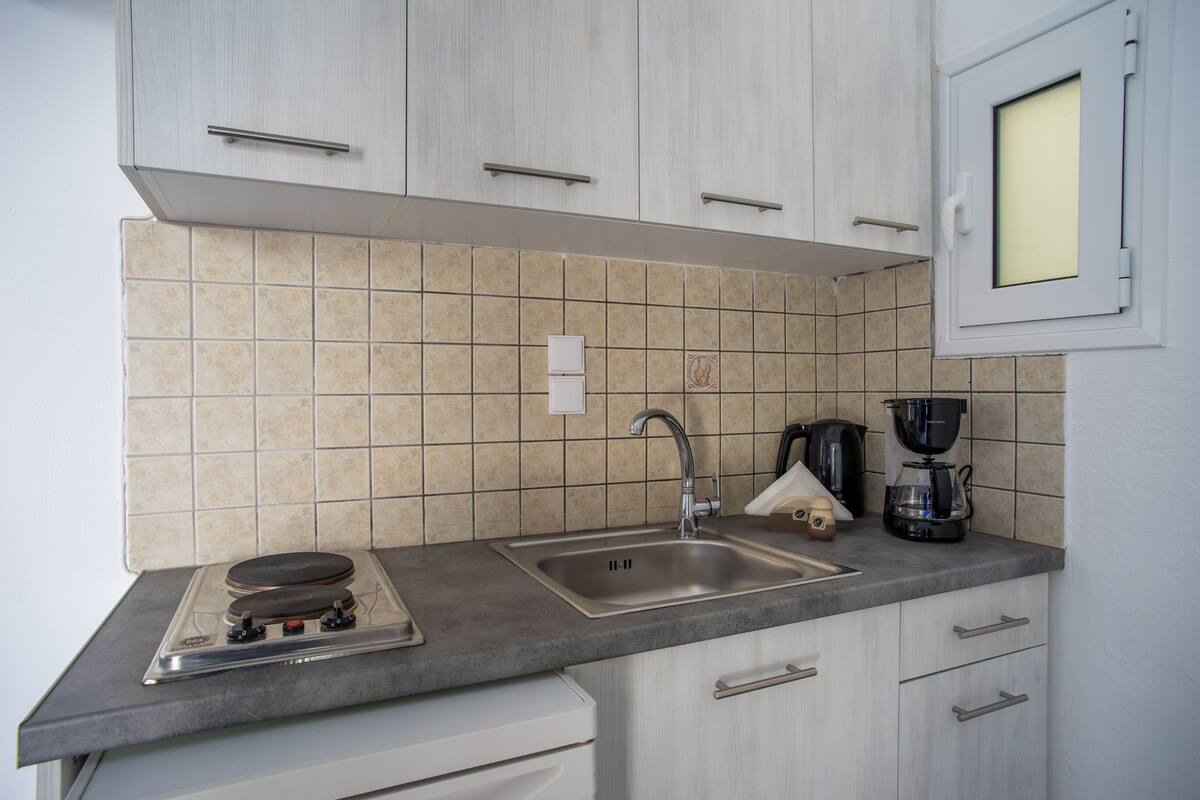 fridge, stovetop, coffee/tea maker, electric kettle