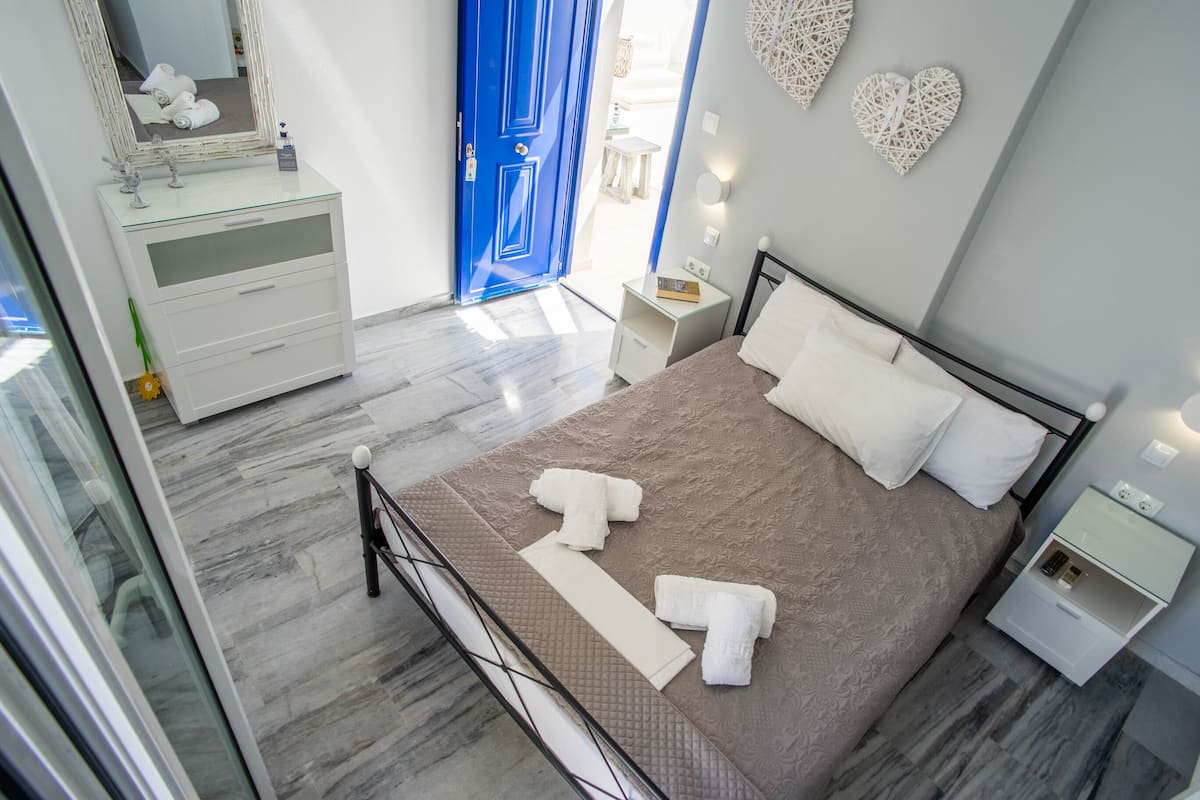 Apartment, 1 Bedroom, Balcony | 1 bedroom, in-room safe, iron/ironing board, free cribs/infant beds
