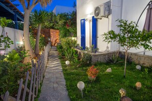 TV, DVD player - Marioly Studios (Paros)