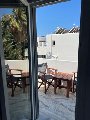 Caja de seguridad en la habitación y tabla de planchar con plancha 