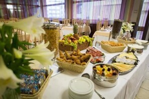 Frokostbuffé hver dag (mot et tillegg)