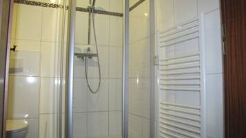 Dusche, Haartrockner, Handtücher