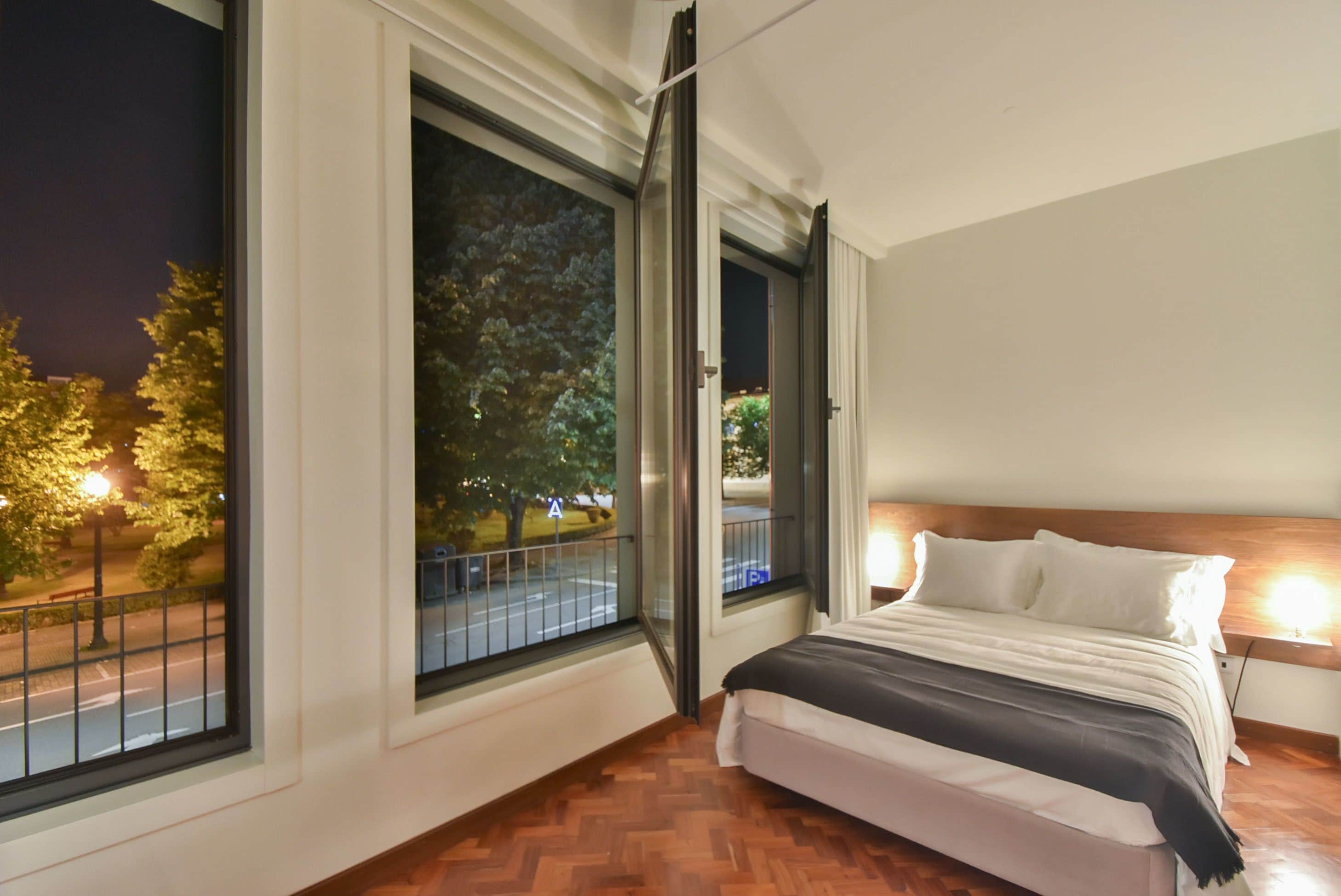 Deluxe Tek Büyük Yataklı Oda, Bahçe Manzaralı | Minibar, masa, ses yalıtımı, ütü/ütü masası 