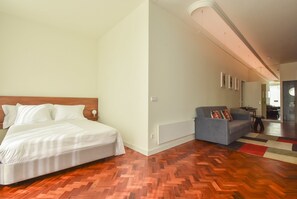 Dobbeltrom – deluxe, hageutsikt | Minibar, skrivebord, lydisolert og strykejern/-brett