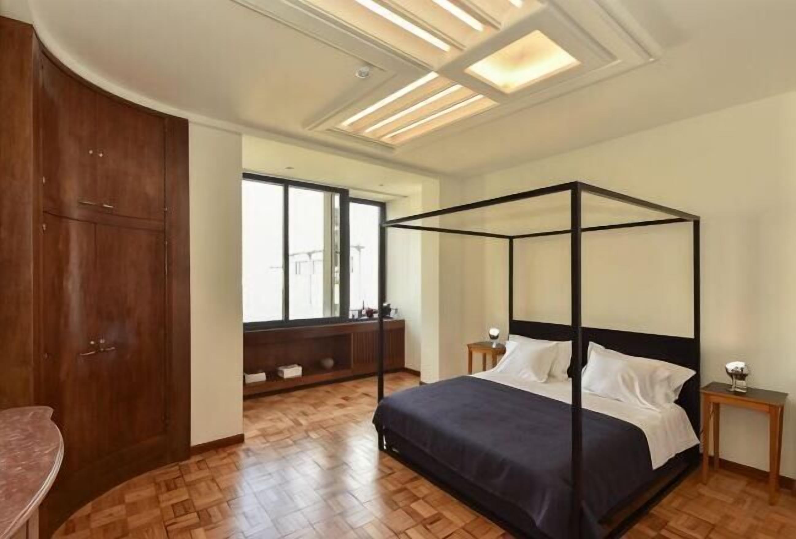Minibar, desk, soundproofing, iron/ironing board