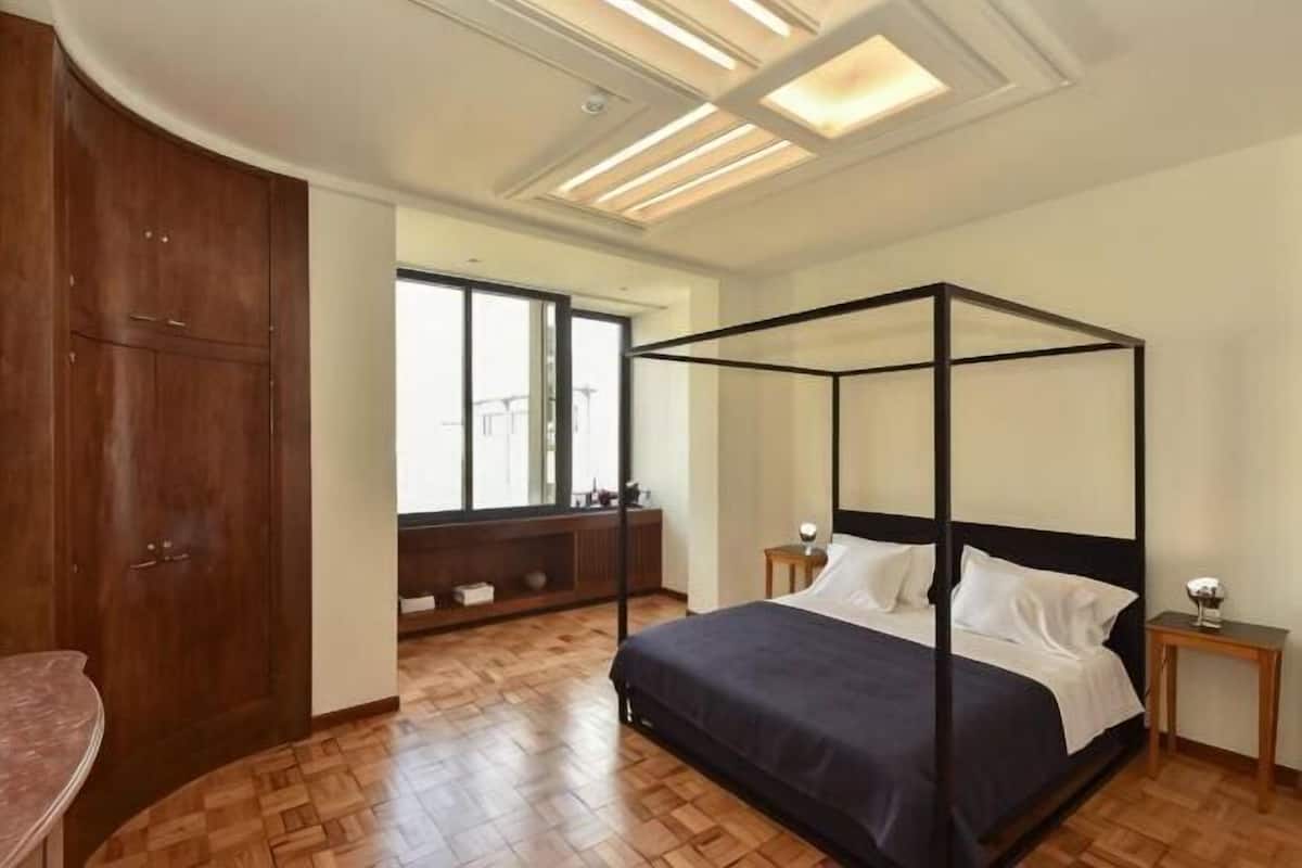 Minibar, escritorio y sistema de insonorización 