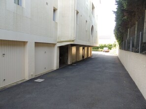 Property grounds - Royan: T2 apartment near beach with parking (Royan)