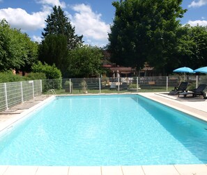 室外游泳池，10:00 至 19:00 开放，池畔遮阳伞，日光浴躺椅