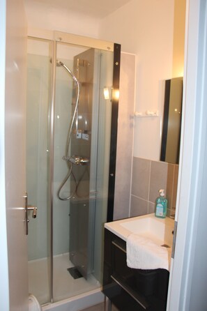 Kamar Double | Kamar mandi | Shower, pengering rambut,  dan handuk