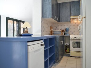 Een koelkast, een vaatwasser, een koffiezetapparaat/waterkoker