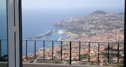 Geräumiges Apartment mit herrlichem Meer- und Bergblick