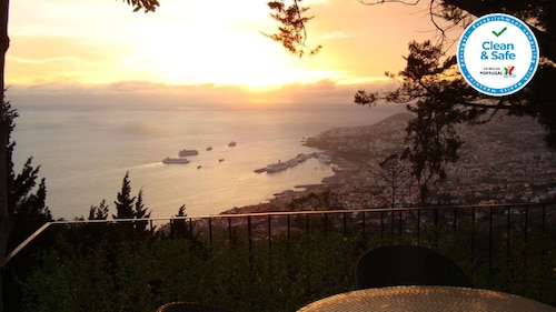 Geräumiges Apartment mit herrlichem Meer- und Bergblick