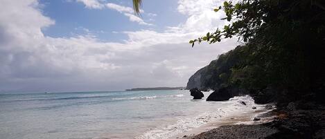 Beach nearby, sun-loungers, beach towels
