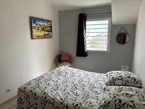 3 chambres, système d’insonorisation, fer et planche à repasser