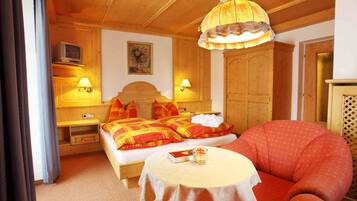 Desk, free cots/infant beds, free WiFi