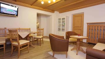 Desk, free cots/infant beds, free WiFi