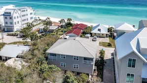 Un área residencial costera con casas, una playa y una vista despejada del océano.