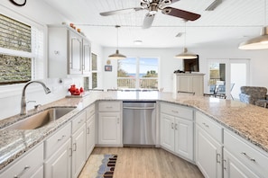 冰箱、微波炉、烤箱、炉灶