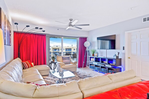 Televisio, DVD-soitin, kirjoja