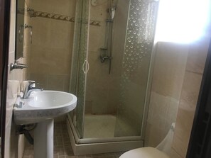 Deep-soaking bathtub, towels