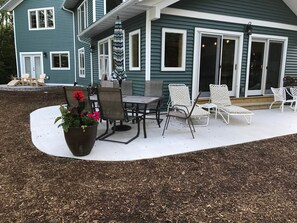 Outdoor dining - Island View Lake House K Lake (Baileys Harbor)