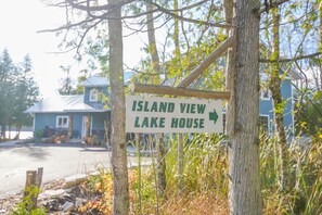 Un panneau indiquant « Island View Lake House » avec une flèche directionnelle.
