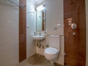 Habitación estándar con 1 cama doble o 2 individuales | Baño | Ducha y toallas