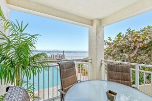 Outdoor dining - Beachfront Palm House - Walk right out to the pool & beach access - PH1B (New Smyrna Beach)