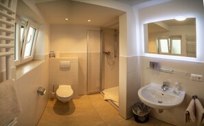 Shower, free toiletries, hair dryer, towels - Gaestehaus Bergwald (Berchtesgaden)