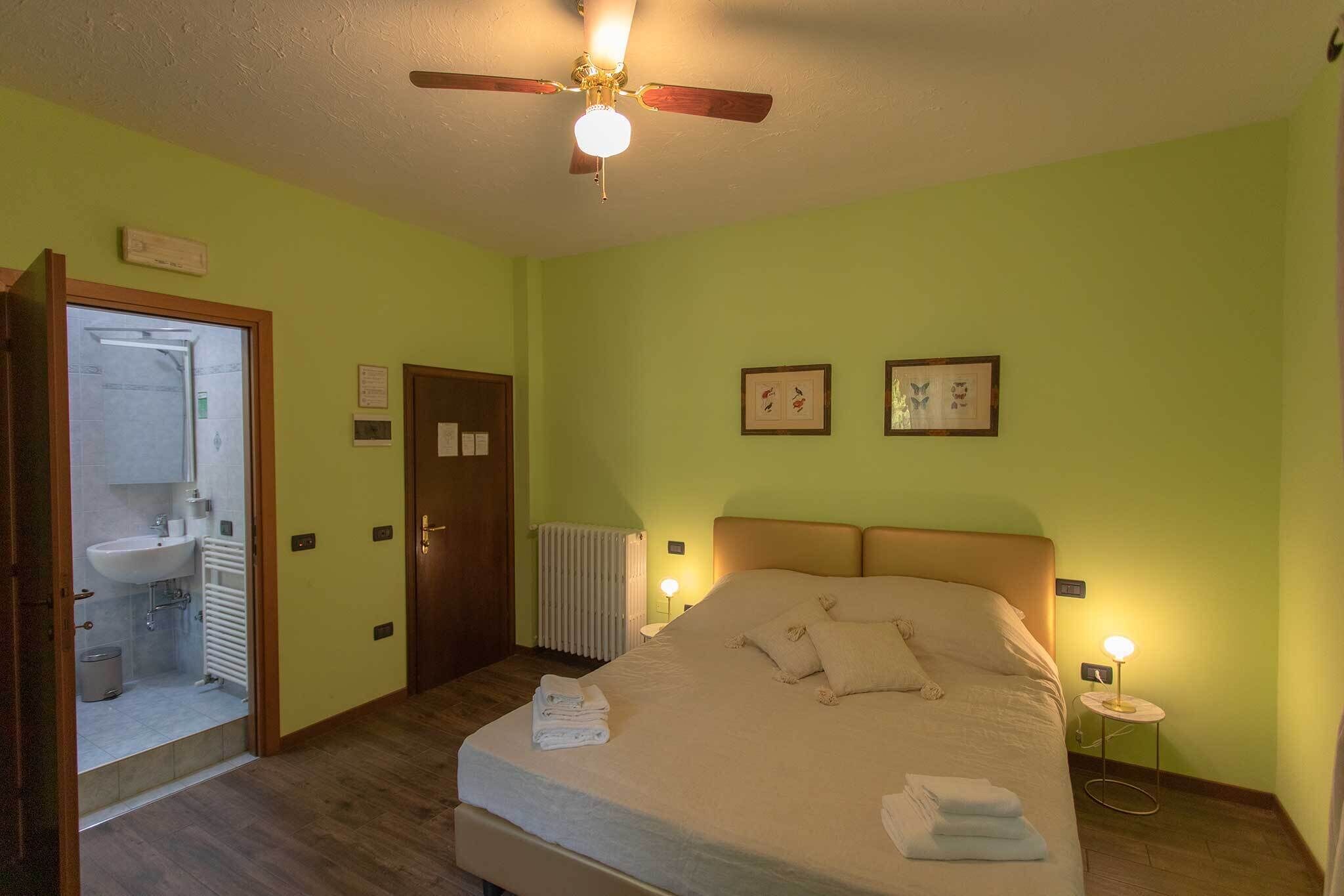 Phòng 2 giường đơn tiện nghi đơn giản | Minibar, bộ trải giường 