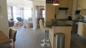 Deluxe-Apartment, 2 Schlafzimmer, Meerblick | Eigene Küche | Großer Kühlschrank, Mikrowelle, Ofen, Herdplatte