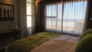 Deluxe-Apartment, 2 Schlafzimmer, Meerblick | 2 Schlafzimmer, hochwertige Bettwaren, Bügeleisen/Bügelbrett