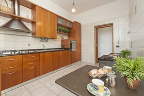 Free daily continental breakfast - B&B Retro Rooms Termini (Rome)