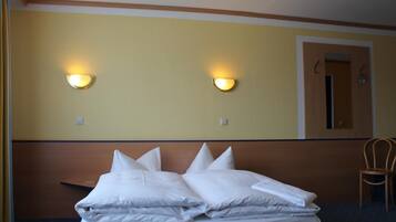 Premium bedding, desk, blackout curtains, free WiFi