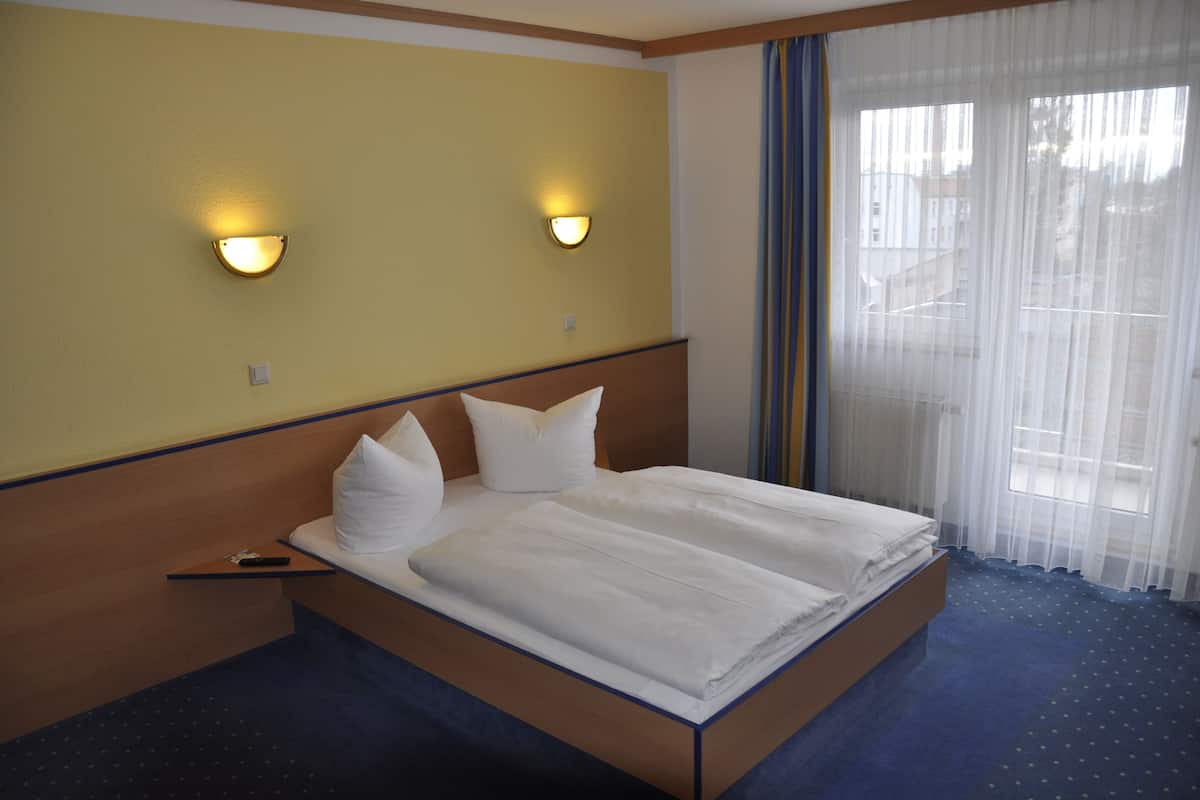 Premium bedding, desk, blackout curtains, free WiFi