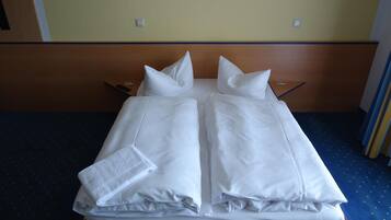 Premium bedding, desk, blackout curtains, free WiFi