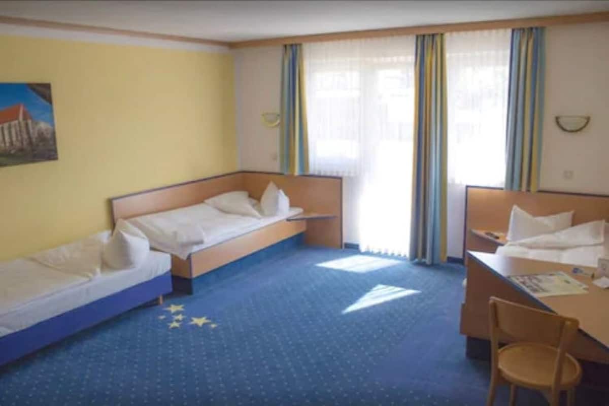Premium bedding, desk, blackout curtains, free WiFi