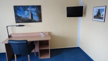 Hochwertige Bettwaren, Schreibtisch, Verdunkelungsvorhänge