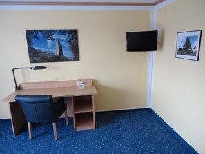 Sengetøy av topp kvalitet, skrivebord og blendingsgardiner