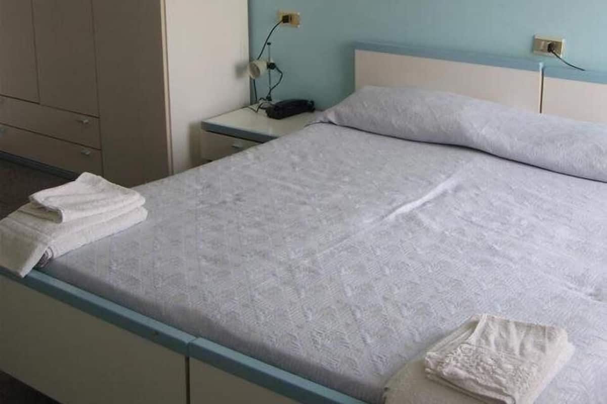 Quarto casal | Cofres nos quartos, escrivaninha, ferros/tábuas de passar roupa