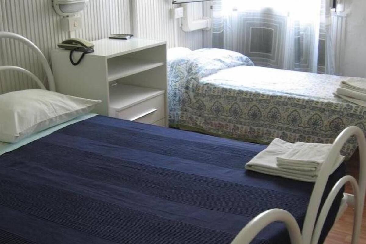 Quarto triplo | Cofres nos quartos, escrivaninha, ferros/tábuas de passar roupa