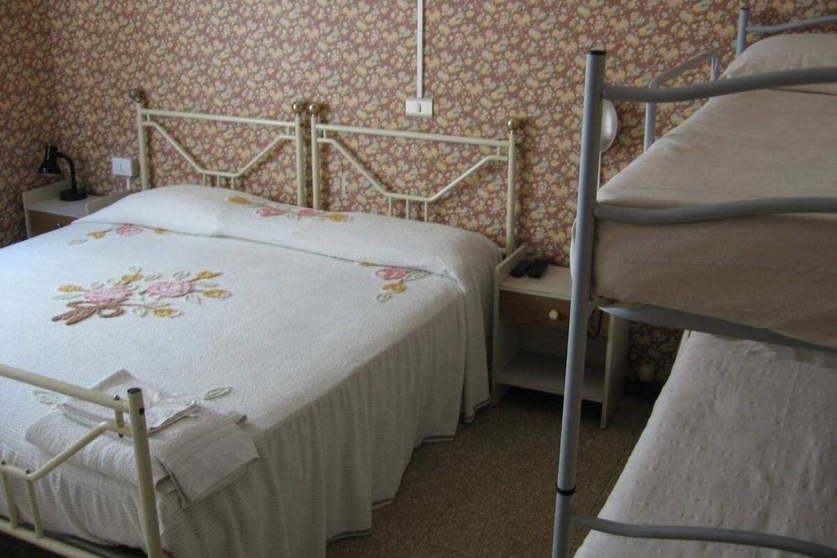 Quarto quádruplo | Cofres nos quartos, escrivaninha, ferros/tábuas de passar roupa