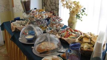 TĂ€gliches inbegriffenes FrĂŒhstĂŒcksbuffet